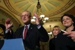 Lãnh đạo phe thiểu số tại Thượng viện Charles Schumer tại cuộc họp báo ở Washington, DC. (Nguồn: THX/TTXVN)