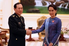 Cố vấn Nhà nước Myanmar Aung San Suu Kyi (phải) có cuộc gặp với Bộ trưởng Quốc phòng Trung Quốc Ngụy Phụng Hòa. (Nguồn: THX/TTXVN)