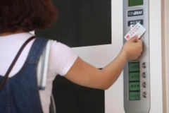 Máy rút bao cao su tự động. (Nguồn: 163)