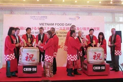 Các đại biểu thực hiện nghi lễ đập rượu để chào mừng sự kiện ra mắt tương ớt Chin-Su tại thị trường Nhật Bản. (Ảnh: Thành Hữu/TTXVN)