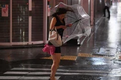 Gió lớn do ảnh hưởng của siêu bão Faxai khiến việc đi lại khó khăn ở Tokyo, Nhật Bản ngày 9/9/2019. (Nguồn: AFP/TTXVN) 