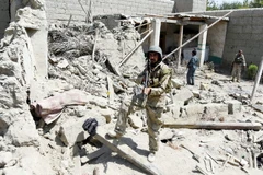 Binh sỹ Afghanistan trong chiến dịch truy quét các tay súng IS ở Khot, tỉnh Nangarhar ngày 1/8. (Nguồn: EPA/TTXVN)