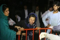 Người thân của các nạn nhân tập trung bên ngoài bệnh viện. (Nguồn: EPA) 