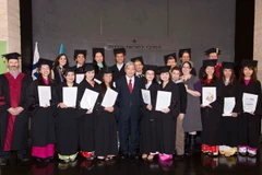 Đại sứ Việt Nam tại Israel Cao Trần Quốc Hải và các sinh viên Việt Nam tốt nghiệp thạc sỹ nông nghiệp khóa I tại Israel. (Ảnh: Trung Kiên/Vietnam+)