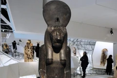  Bức tượng nữ thần Sekhmet được trưng bày trong triển lãm Les maitres du desordre. (Nguồn: AFP)
