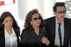 Con trai cựu Thủ tướng Thái Lan Thaksin Shinawatra, ông Panthongtae Shinawatra (phải) tới dự phiên điều trần tại Tòa án Hình sự Bangkok ngày 24/8. (Nguồn: AFP/TTXVN)