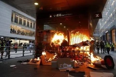 Người biểu tình đốt phá tại lối vào một ga tàu điện ngầm ở Hong Kong, Trung Quốc ngày 8/9/2019. (Nguồn: Kyodo/TTXVN) 