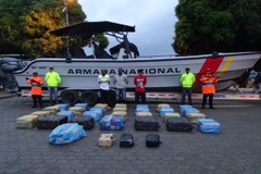 Hải quân Colombia thu giữ một số lượng lớn cocain và bắt giữ những kẻ liên quan tới vụ buôn lậu ma túy ở Narino, Colombia ngày 12/6. (Nguồn: THX/TTXVN)