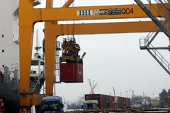 Bốc xếp contairner hàng hóa xuất nhập khẩu tại tại Cảng Chùa Vẽ (Cảng Hải Phòng). (Ảnh: Huy Hùng/TTXVN)