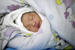 Trung Quốc phát hiện em bé sơ sinh bị bỏ rơi trong thùng rác