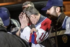 Người đàn ông (giữa) đe dọa và tìm cách ép một máy bay chở khách trên đường tới Thổ Nhĩ Kỳ phải chuyển hướng tới Sochi. (Nguồn: AFP/Getty Images)