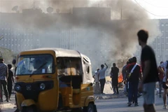 Người biểu tình đốt phá tại thủ đô Baghdad, Iraq ngày 5/10/2019. (Nguồn: THX/TTXVN) 