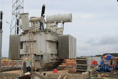 Lắp đặt máy biến áp 220kV tại TBA 220kV Kon Tum. (Ảnh: Quang Thắng/Vietnam+)