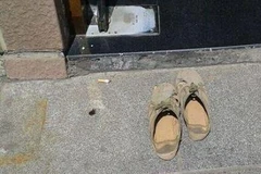 Bức ảnh đôi giày bẩn trước cây ATM gây xúc động mạnh