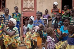 Những người phụ nữ Burkina Faso sơ tán tới một trại tị nạn ở Ouagadougou để tránh các cuộc tấn công bạo lực, ngày 13/6/2019. (Nguồn: AFP/TTXVN) 