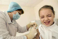 Tiêm vắcxin phòng cúm cho học sinh tại trường học ở Sochi, Nga. (Nguồn: AFP/TTXVN) 