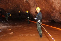 Lực lượng cứu hộ trong chiến dịch giải cứu đội bóng thiếu niên bị mắc kẹt trong hang Tham Luang ngày 6/7. (Nguồn :EPA-EFE/THAI NAVY SEAL/TTXVN)