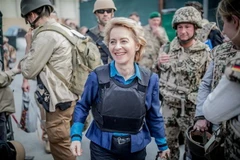 Bộ trưởng Quốc phòng Đức Ursula von der Leyen (giữa). (Nguồn: AFP/TTXVN) 