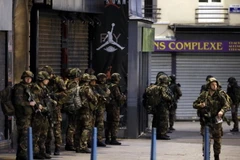 Lực lượng an ninh Pháp được triển khai tại hiện trường khu vực truy quét khủng bố ở Saint-Denis ngày 18/11. (Nguồn: AFP/TTXVN)