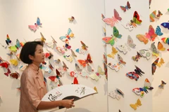 Trung tâm Văn hóa Hàn Quốc đã khai mạc triển lãm giao lưu mỹ thuật Hàn-Việt với chủ đề 'Hóa thành bươm bướm' của họa sỹ Ahn Yun Mo (Hàn Quốc). (Ảnh: Thanh Tùng/TTXVN)