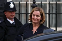Bộ trưởng Nội vụ Anh Amber Rudd (phải) rời văn phòng ở London ngày 25/4. (Nguồn: AFP/TTXVN)