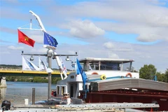 Tàu mang cờ Việt Nam và EU tại cảng Gron, tỉnh Yonne, Pháp trong ngày khai trương tuyến vận tải mới. (Ảnh : Linh Hương/TTXVN) 