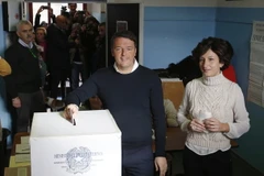 Thủ tướng Italy Matteo Renzi bỏ phiếu tại một địa điểm bầu cử ở Pontassieve. (Nguồn: AP/TTXVN)