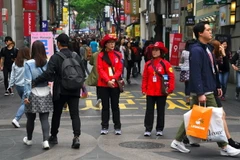 Khách du lịch tại quận mua sắm Myeongdong, Seoul ngày 25/4. (Nguồn: AFP/TTXVN)