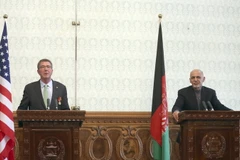 Bộ trưởng Quốc phòng Mỹ Ashton Carter (trái) và Tổng thống Afghanistan Ashraf Ghani tại cuộc họp báo ở Kabul (Afghanistan) ngày 9/12. (Nguồn: AP/TTXVN)