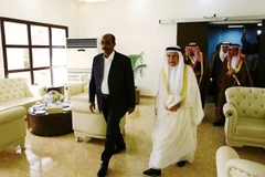 Bộ trưởng Bộ khoáng sản Sudan Ahmed Sadiq al-Karouri (trái) và Bộ trưởng Dầu mỏ và Khoáng sản Saudi Arabia Ali bin Ibrahim Al-Naimi. (Nguồn: Reuters)