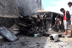 Hiện trường vụ đánh bom xe tỉnh trưởng ở Aden. (Nguồn: AFP/TTXVN)