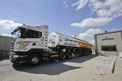 Phương tiện vận chuyển nhiên liệu từ Israel di chuyển qua cửa khẩu Kerem Shalom sang Dải Gaza. (Nguồn: AFP/TTXVN) 