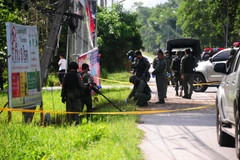 Binh sỹ Thái Lan điều tra tại hiện trường một vụ đánh bom ở Bacho, Narathiwat ngày 3/11. (Nguồn: AFP/TTXVN)