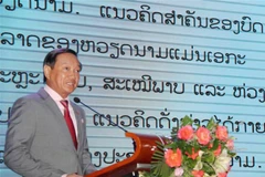 Đại sứ Việt Nam tại Lào Nguyễn Bá Hùng phát biểu tại buổi chiêu đãi. (Ảnh: Thu Phương/TTXVN) 