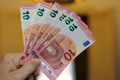 Đồng tiền mệnh giá 10 euro tại một ngân hàng ở Paris, Pháp. (Nguồn: AFP/TTXVN)