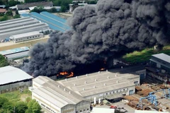 Khói bốc lên từ nhà máy xử lý rác thải kim loại. (Nguồn: Kyodo)