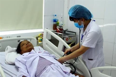 Bà Đặng Thị Trường (62 tuổi, trú tại xã Quỳnh Giang, huyện Quỳnh Lưu, Nghệ An), một trong 6 bệnh nhân gặp sự cố được điều trị tại Khoa Hồi sức tích cực-Chống độc (Bệnh viện Hữu nghị Đa khoa tỉnh Nghệ An). (Ảnh: Tá Chuyên/TTXVN) 