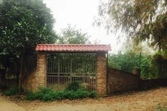 Khu đất bị sử dụng trái pháp luật được xây dựng tường bao kiên cố. (Ảnh: Nguyễn Văn Thắng/TTXVN)