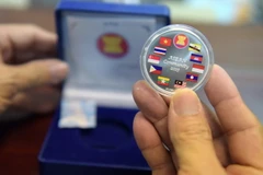 Đồng xu kỷ niệm in hình quốc kỳ của các nước ASEAN tại Ngân hàng quốc gia Campuchia ở Phnom Penh ngày 25/12/2015. (Nguồn: THX/TTXVN)