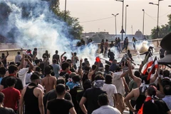 Người biểu tình đụng độ với cảnh sát tại Baghdad, Iraq, ngày 1/10/2019. (Nguồn: AFP/TTXVN) 