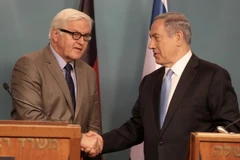 Thủ tướng Israel Benjamin Netanyahu (phải) đã có cuộc gặp với Ngoại trưởng Đức Frank-Walter Steinmeier (trái). (Nguồn: AFP/TTXVN)