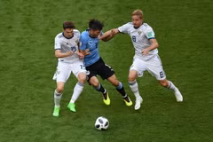 Pha tranh bóng giữa cầu thủ Rodrigo Bentancur (giữa) đội Uruguay và các cầu thủ Yuri Gazinskiy (phải) và Aleksey Miranchuk (trái) đội Nga . (Nguồn: AFP/TTXVN)