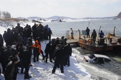 [Photo] Phát hiện hai thi thể trong xe ôtô đang trôi trên sông