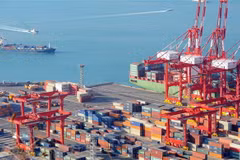Container hàng hóa được xếp tại cảng ở Busan, Hàn Quốc. (Nguồn: AFP/TTXVN) 
