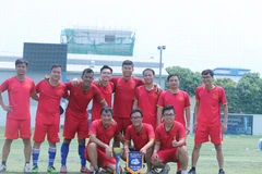 Đội bóng Đại sứ quán Việt Nam giành chức vô địch giải đấu. (Ảnh: Chanh Đa/TTXVN) 