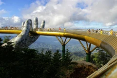 Cả một khung cảnh thiên nhiên hùng vĩ sẽ hiện ra trước mắt du khách khi đứng trên Cầu Vàng (Đà Nẵng). (Ảnh: Trọng Đạt/TTXVN) 