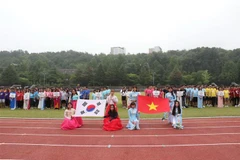 Lễ khai mạc Giải bóng đá IC Food Cup lần thứ 11. (Ảnh: Mạnh Hùng/TTXVN) 