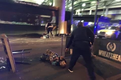 Một đối tượng tình nghi bị bắn tại hiện trường vụ tấn công ở khu Borough Market, London ngày 3/6. (Nguồn: AFP/TTXVN)