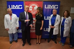 Tổng thống Mỹ Donald Trump (thứ 2, trái) phát biểu với báo giới sau khi gặp gỡ giới chức và những người sống sót trong vụ thảm sát tại Las Vegas, Nevada ngày 4/10. (Nguồn: AFP/TTXVN)