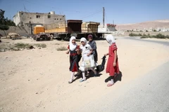 Các em nhỏ tại thị trấn Douma, ngoại ô thủ đô Damascus của Syria ngày 25/9. (Nguồn: AFP/TTXVN)